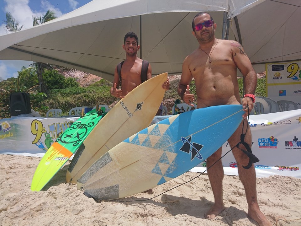 EXCLUSIVO: 1º Boletim do 9º Tambaba Open de Surf Naturista - O sol brilha forte em Tambaba, nesta manhã sábado, que promete muito surf. Brasil Naturista fazendo cobertura do evento, e você confere as primeiras fotos exclusivas: